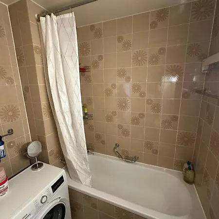 Spacious 2-room In Vibrant Paquis,